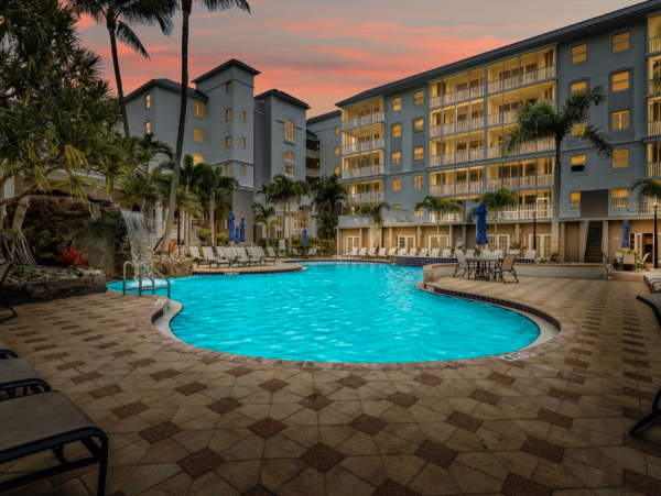 Spacious 3-Bedroom Condo in Naples - Renovated Resort-Style Amenities